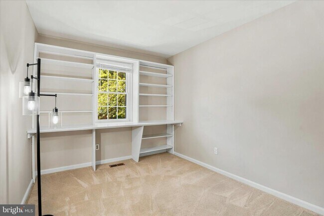 Building Photo - 706 Andover Ct