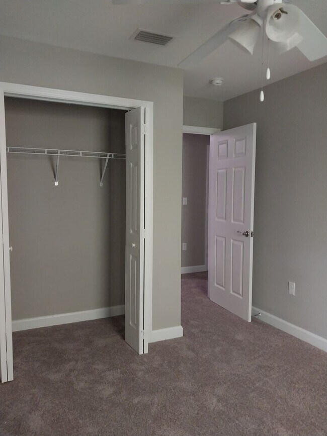 Building Photo - Gorgeous 3 Bedroom 2.5 Bath Townhome
