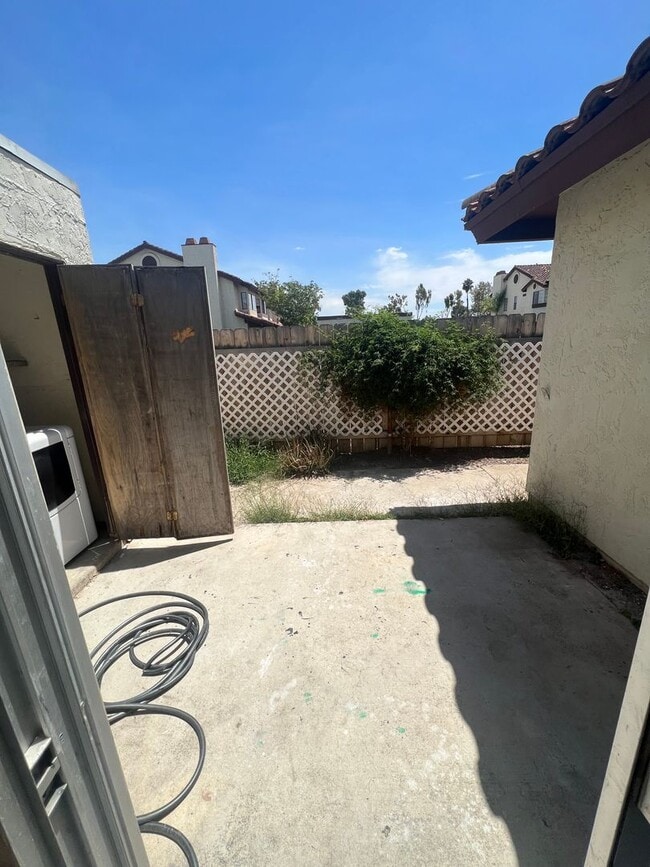 Building Photo - 2 Bedroom 1.5 Bath townhouse in Escondido