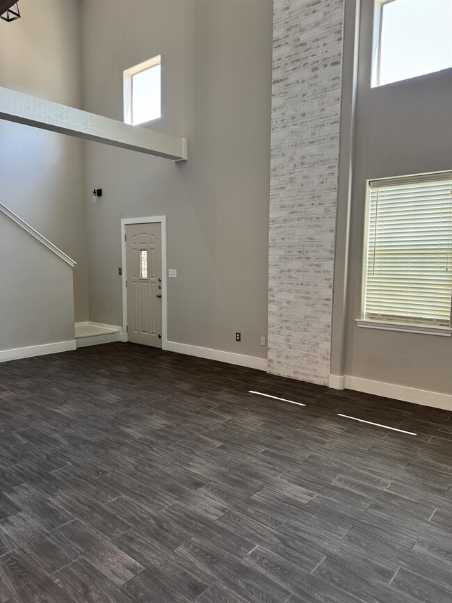 Building Photo - 2445 Monarch Dr
