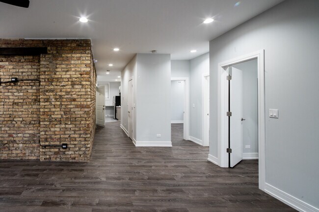 Building Photo - 1058 W Glenlake Ave