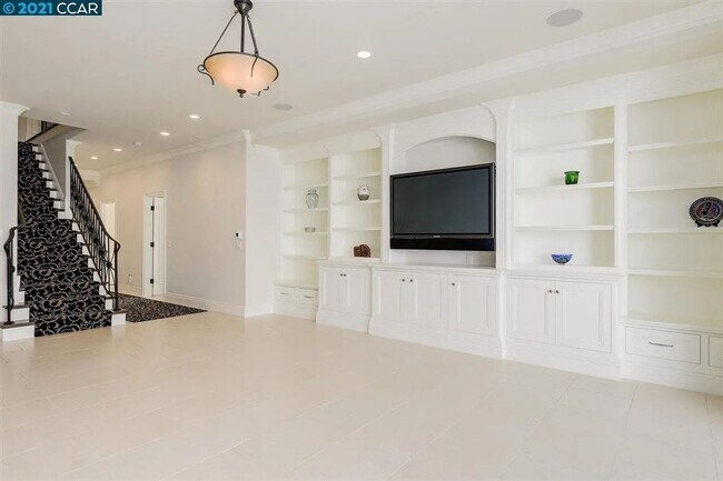 Building Photo - Beautifully Updated 5-Bedroom Home in Prim...