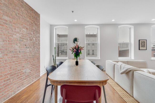Building Photo - 128 Bright St