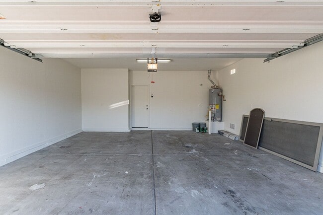Building Photo - Move right in to your dream home!