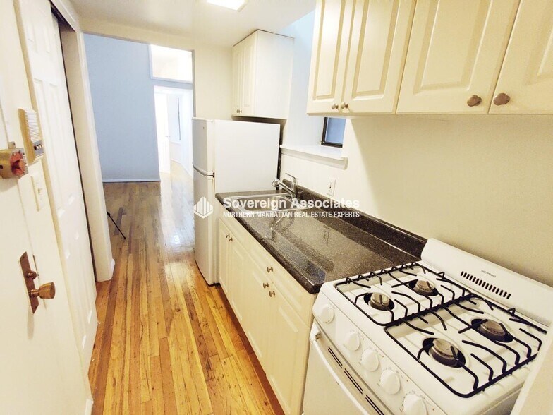 Building Photo - 208 W 82nd St