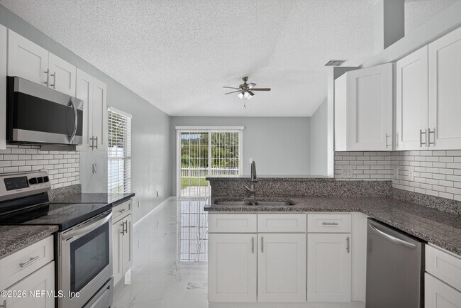 Building Photo - 490 Hillside Dr