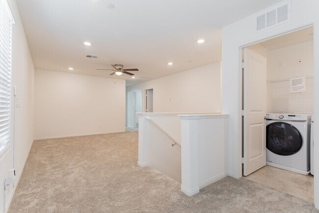 Building Photo - Fairly New Gorgeous SMART House!