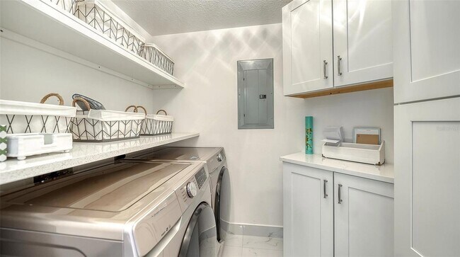 Building Photo - 800 N Tamiami Trl