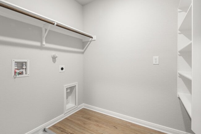 Building Photo - 4 Weeks Free!!! Like New in Abbott Run!!!