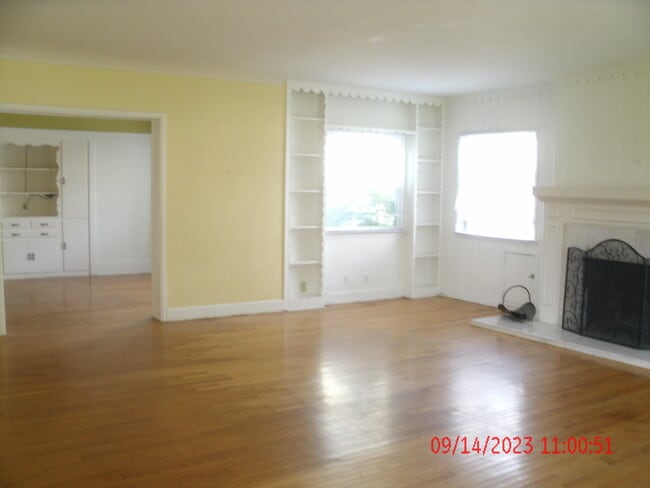 Building Photo - 1056 E 1st St