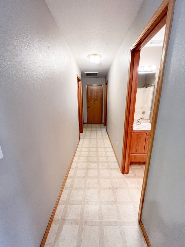 Building Photo - Three Bedroom, Two Bath House in Southview