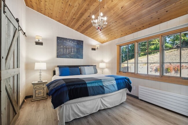 Building Photo - 2 bedroom, 2 bathroom Whitefish Condo, steps away from Whitefish Lake, minutes from the ski slopes!