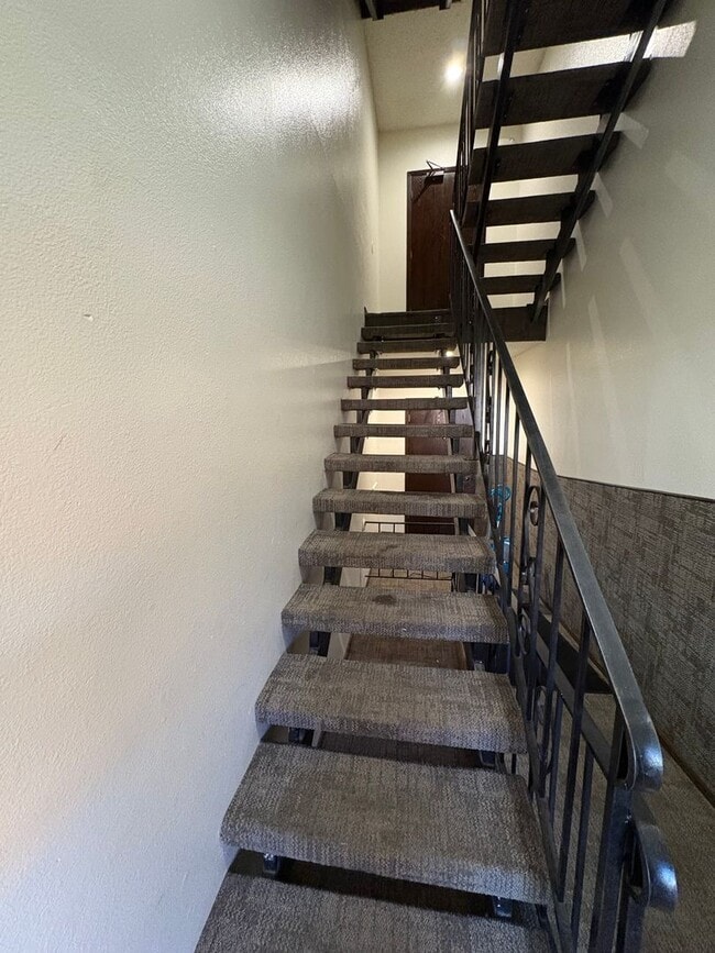 Building Photo - 1 Bed 1 Bath + Flex Room - Updated!