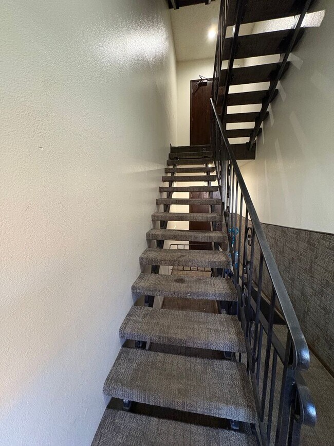 Building Photo - Updated & Spacious 1 Bed 1 Bath