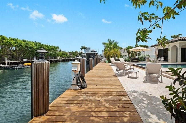 Building Photo - 2437 Castilla Isle