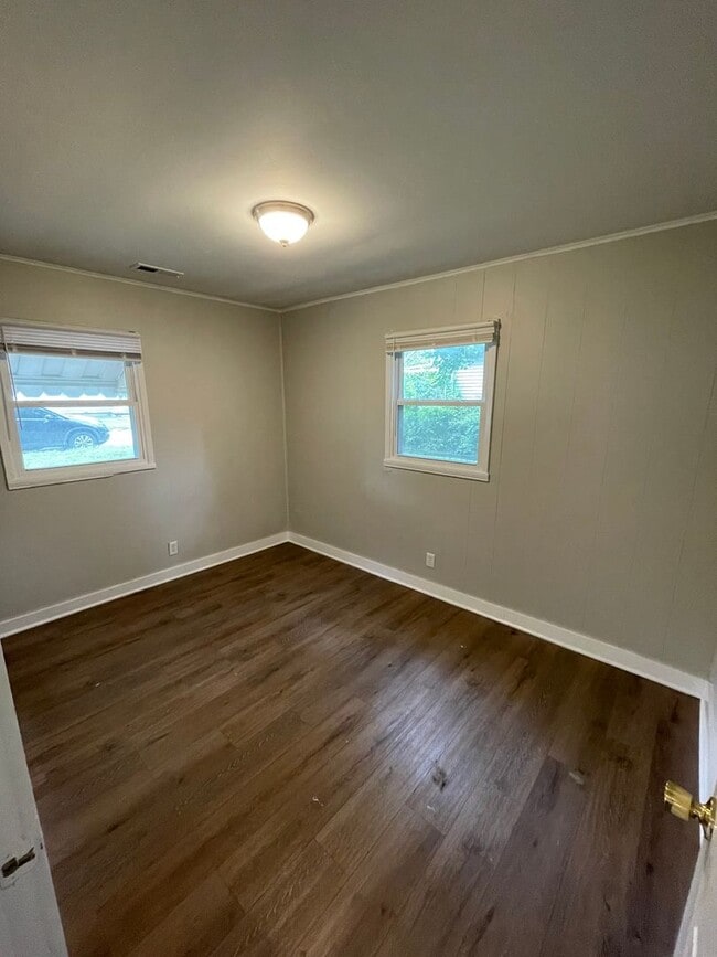 Building Photo - PRICE DROP & $200 OFF SECOND MONTHS RENT I...