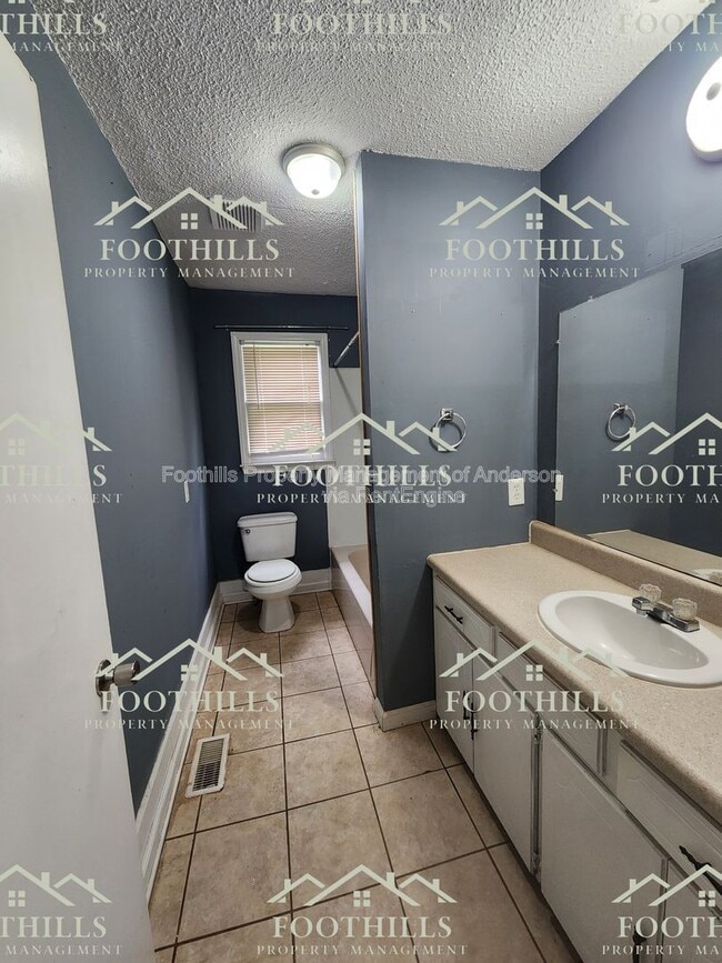 Building Photo - 213 Fretwell Dr