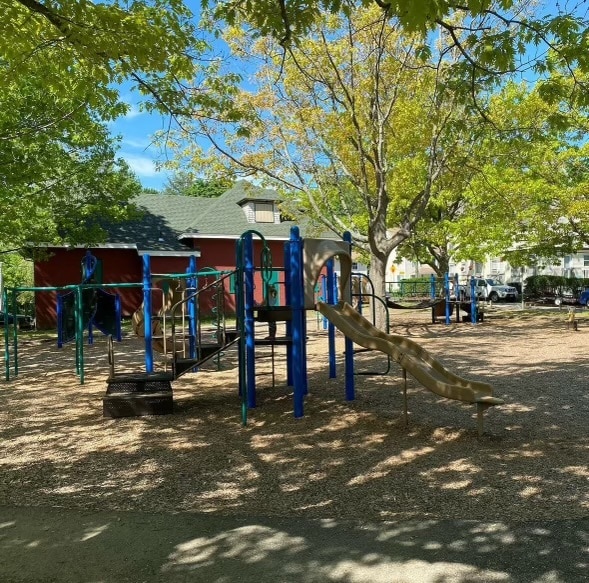 Building Photo - 102 Pine St