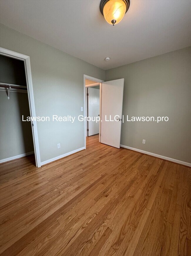 Building Photo - Beautiful Salem split level near the VA hospital