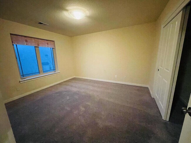 Building Photo - 2551 NW Byrne Terrace