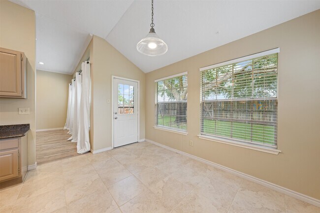 Building Photo - 211 Scarlet Maple Dr