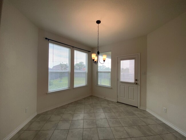 Building Photo - EDGEBROOK