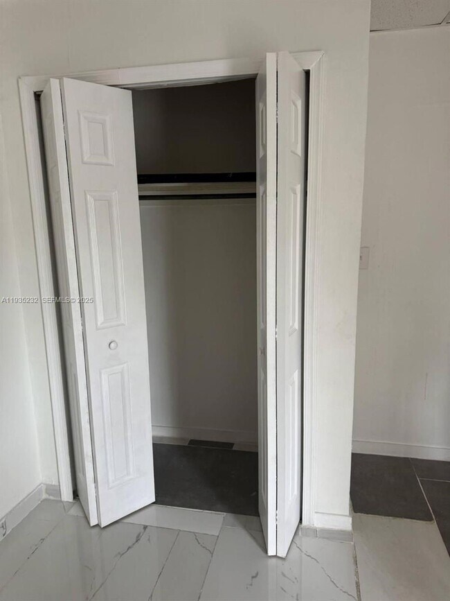 Building Photo - 861 W 32nd St