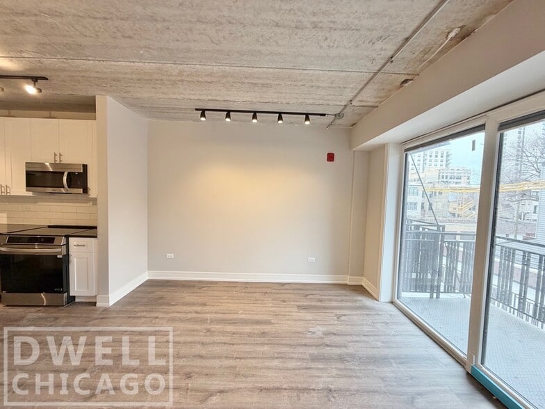 Building Photo - 938 W Carmen Ave