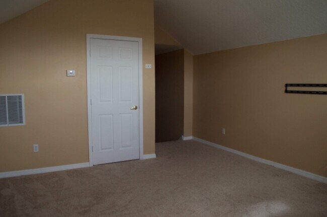 Building Photo - 6220 Hedgesparrows Ln