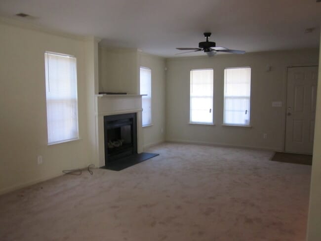 Building Photo - ALMOST NEW 4BEDROOM/3BATH HOME ON CORNER L...