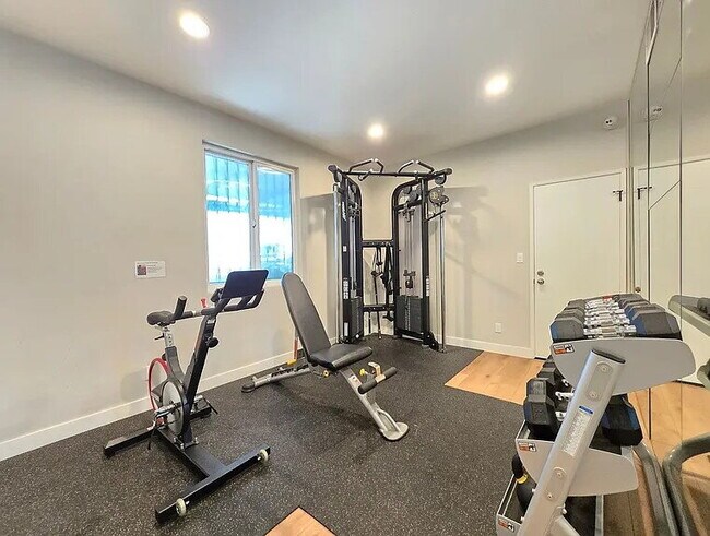 Building Photo - "Charming 2-Bed, 2-Bath Gem in Tarzana - Cozy 830 Sq Ft Retreat!"