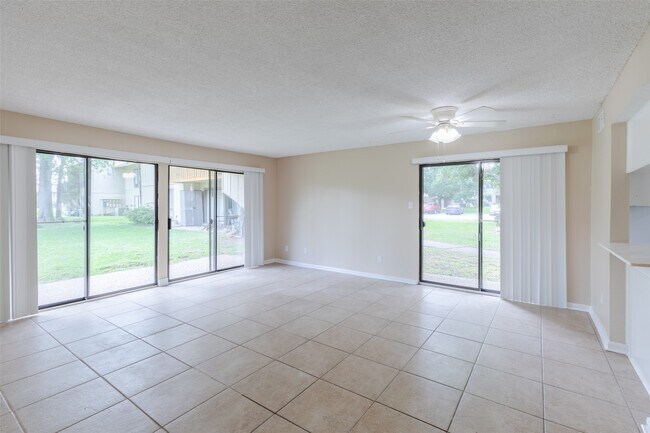 Building Photo - 15919 Golf Club Dr