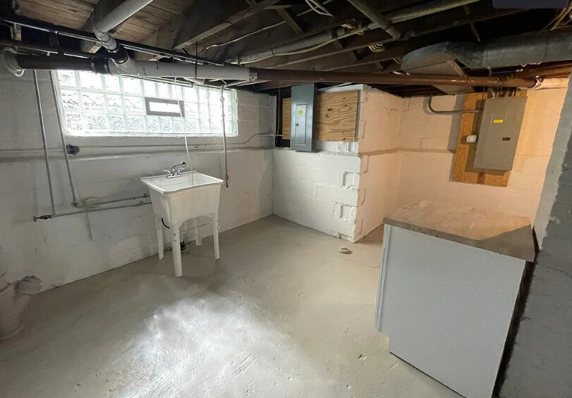 Washer/dryer hookups - 44 Westchester Ave