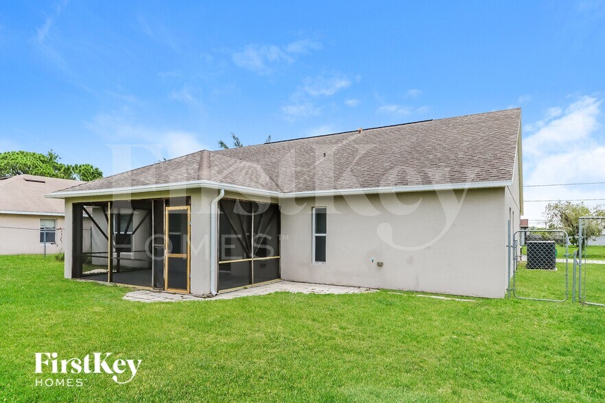 Building Photo - 3526 SW Rosardo St