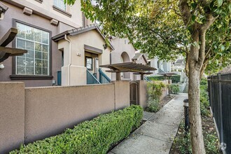 Building Photo - Townhome with AC