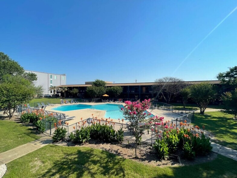 Building Photo - 824 Camino La Costa