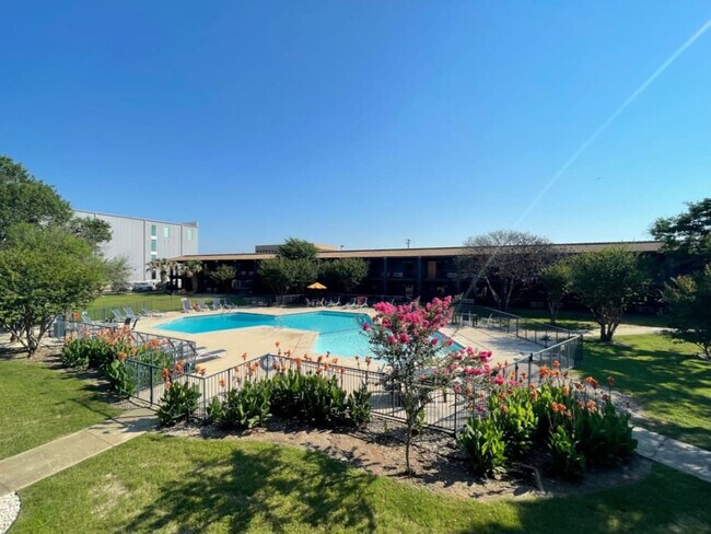 Building Photo - 824 Camino La Costa