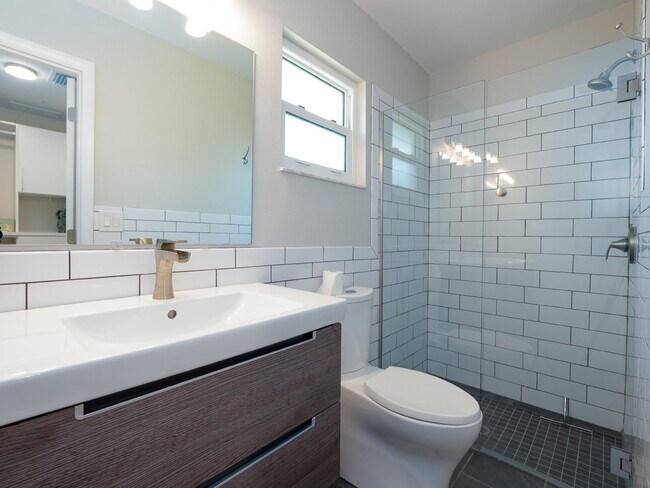 Building Photo - Luxury Seasonal Furnished Rental "Charming...