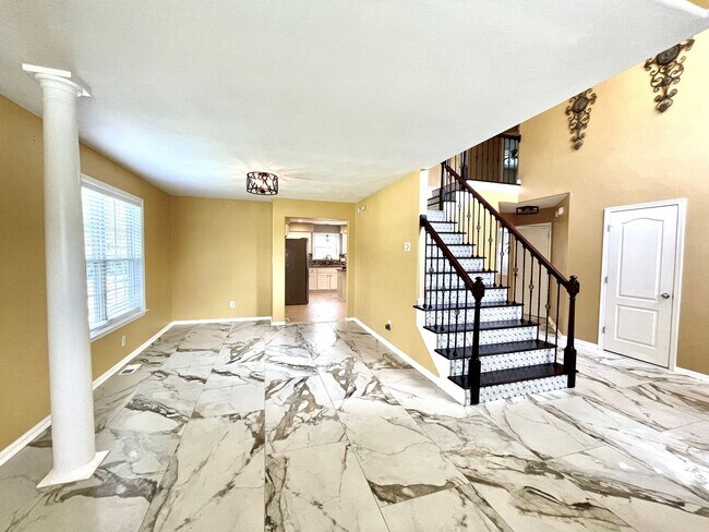 Building Photo - Beautiful large Castleton home