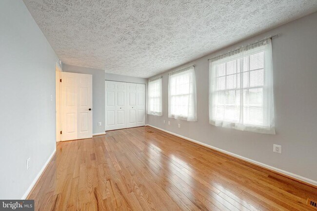 Building Photo - 6320 Lightburn Ct