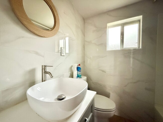 Building Photo - Cozy 2-Bed Upstairs Rental – Well-Maintained & Move-In Ready!