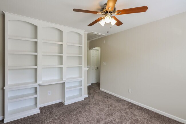 Building Photo - 802 Shefford Town Dr