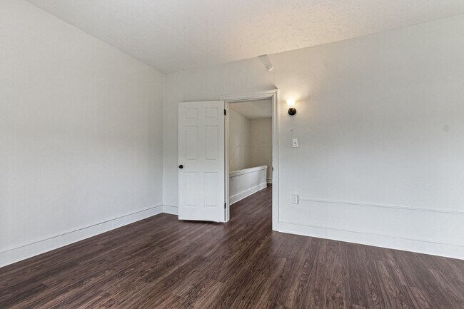 Building Photo - Spacious 5 Bedroom Home w/ Balcony, Porch & Yard Space!