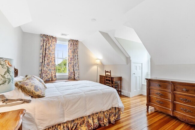 Building Photo - 205 Sohier St