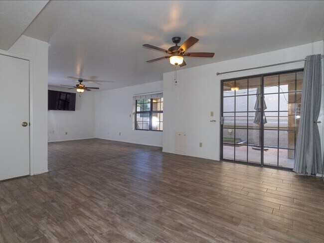 Building Photo - 3 Bedroom, 2.5 Bath