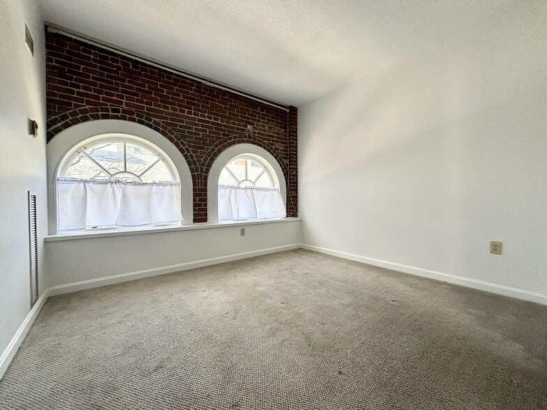 Building Photo - 106 13th St