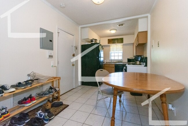 Building Photo - 3Br/2Bth, Available Sep. 1, 2026. Great for a rommate students. MUST SEE!!