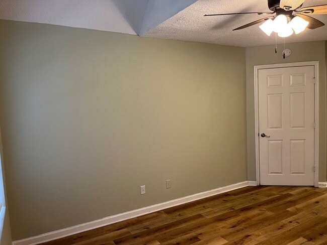 Building Photo - 355 Lakepointe Dr