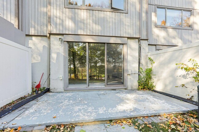 Building Photo - 6 Pheasant Walk