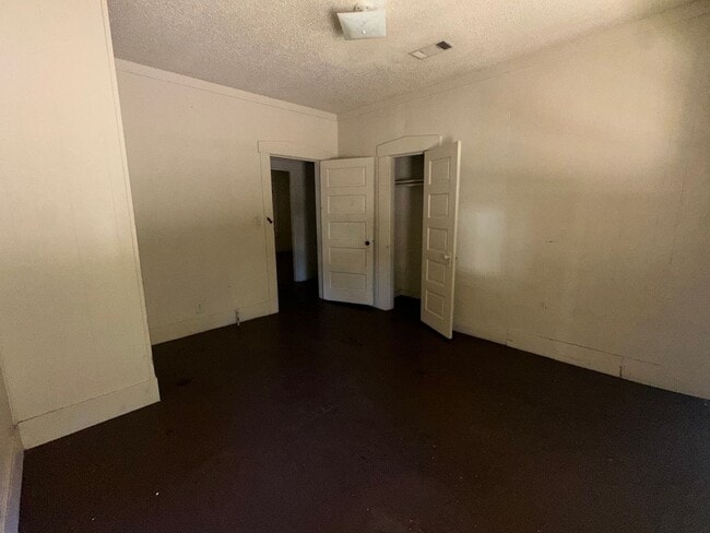 Building Photo - Cute 3 bedroom duplex